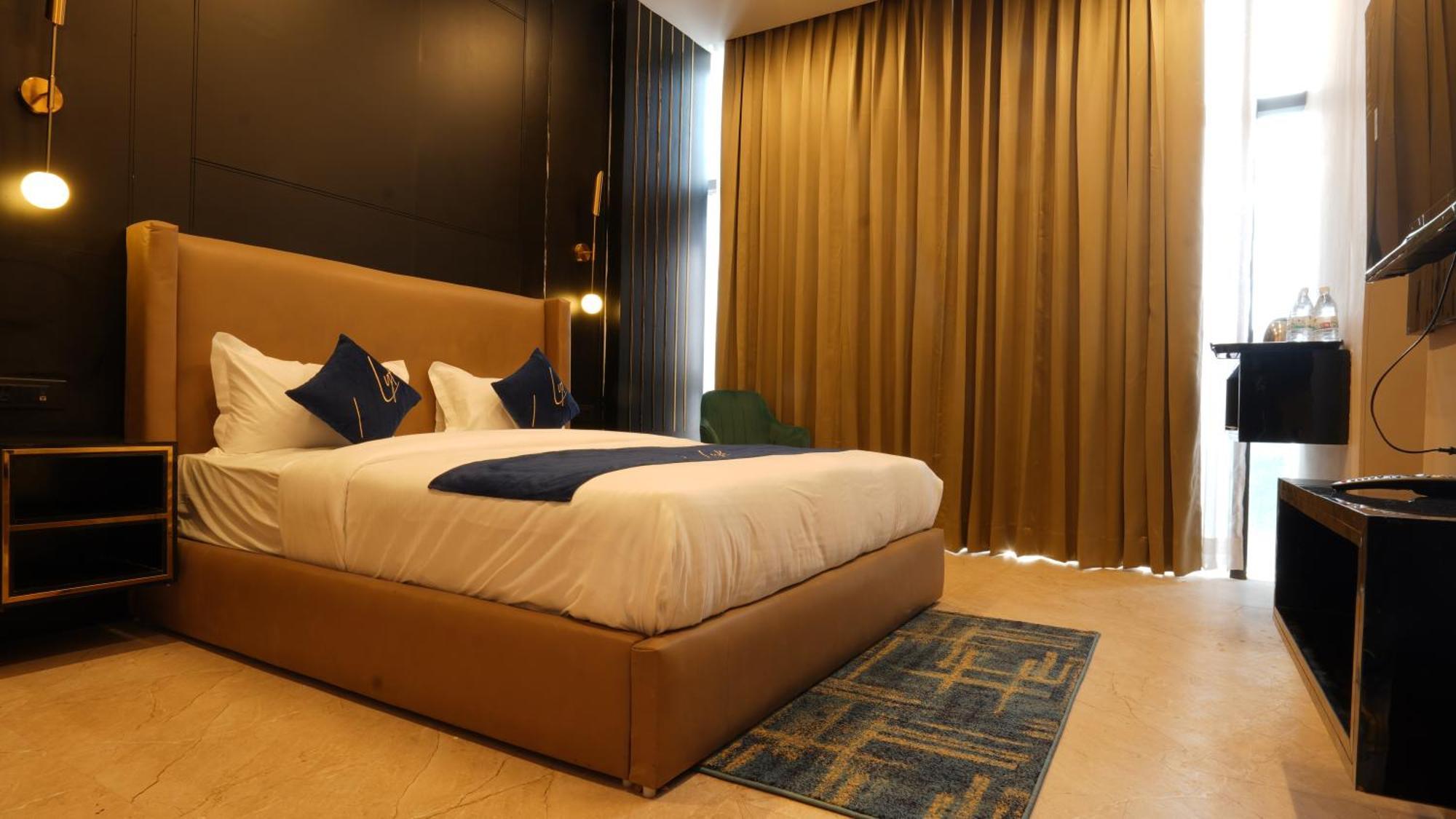 Aquila Grand Suites - Noida Sector 136 Екстериор снимка
