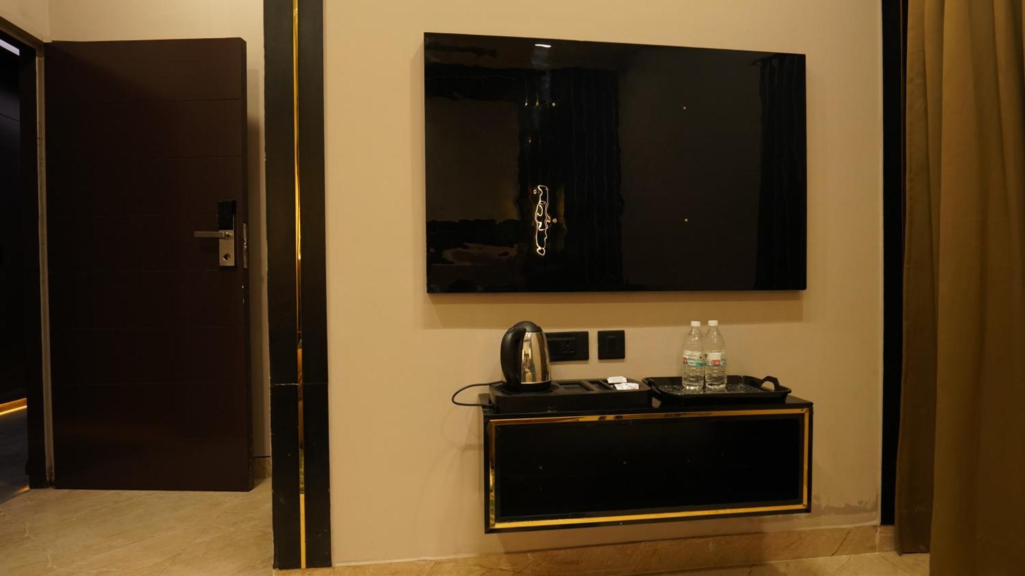 Aquila Grand Suites - Noida Sector 136 Екстериор снимка