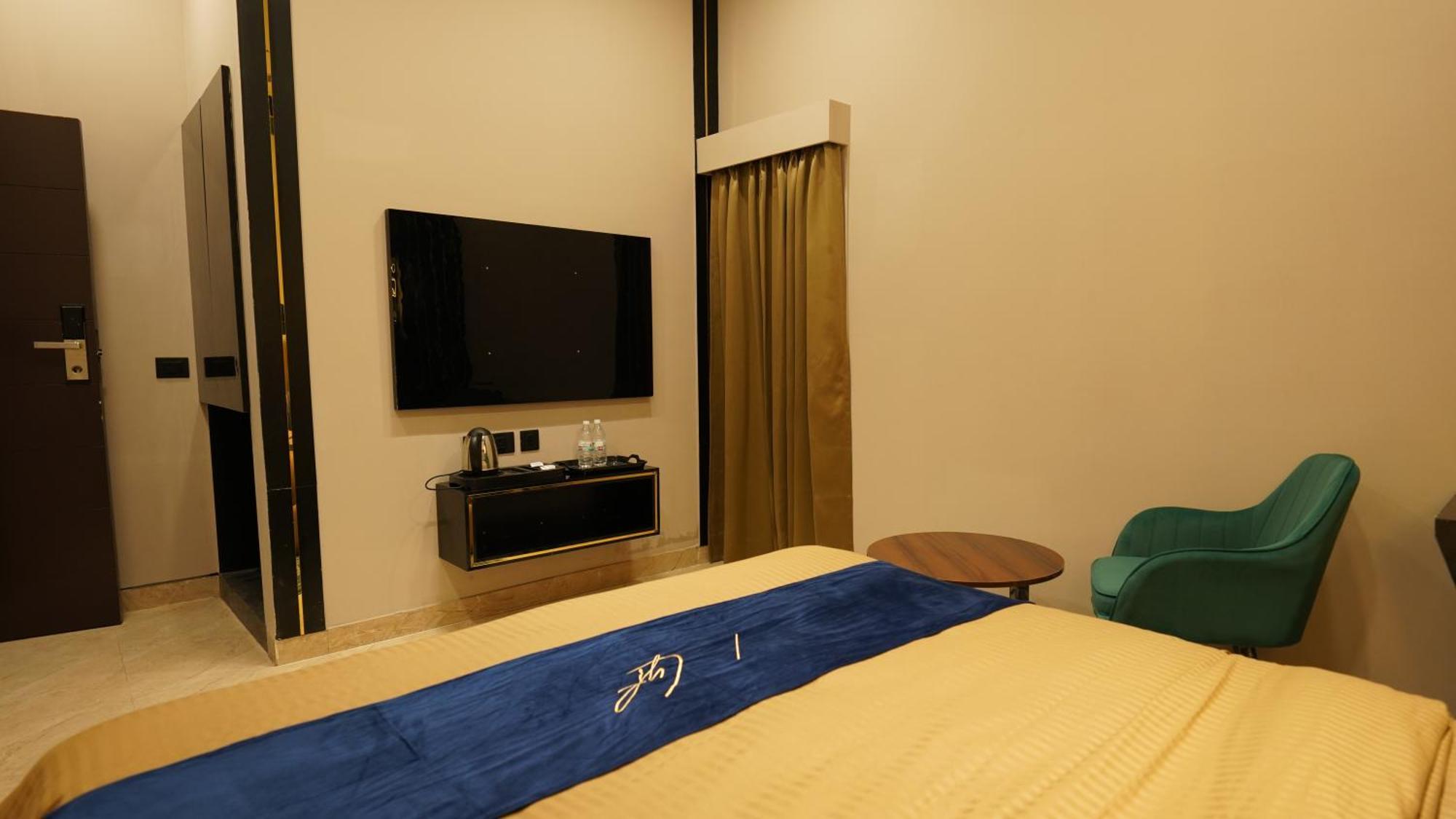 Aquila Grand Suites - Noida Sector 136 Екстериор снимка